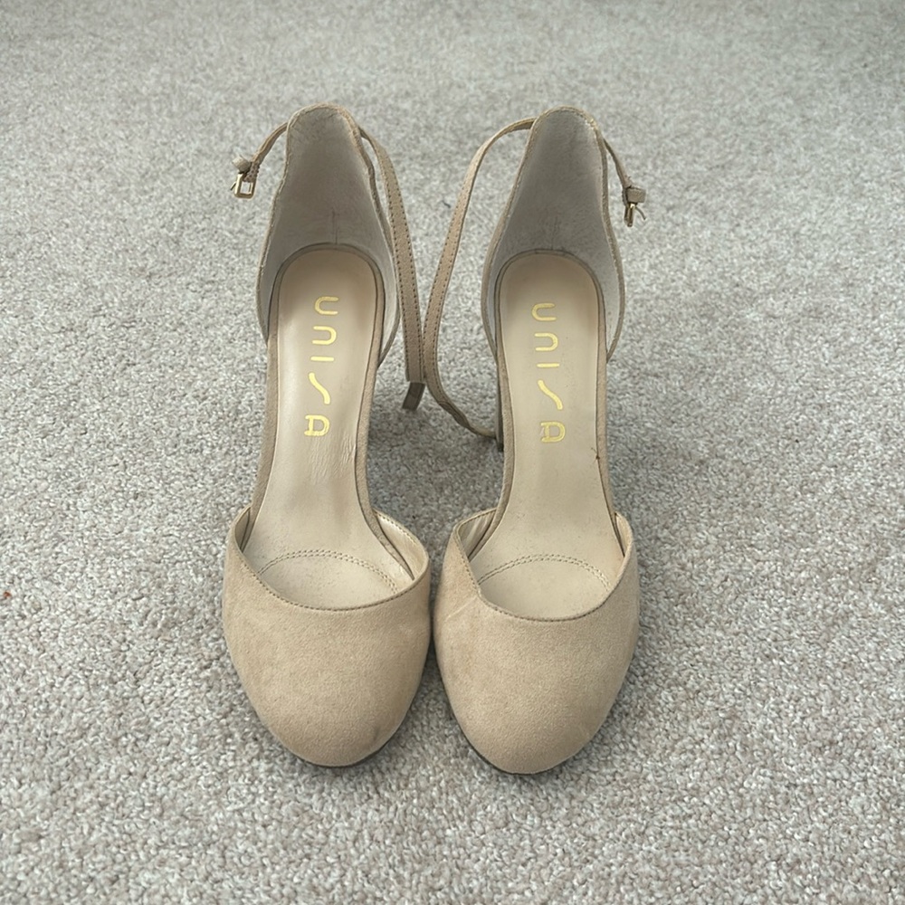 Super cute nude suede heels!